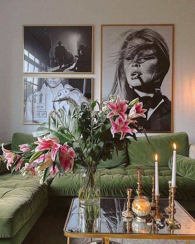 Frames and decorative signs for the interior.